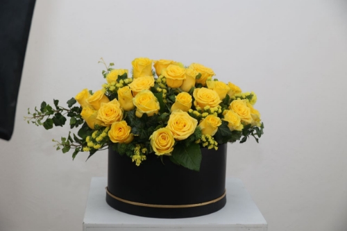 Picture of The Bright Yellow Rose BOX 